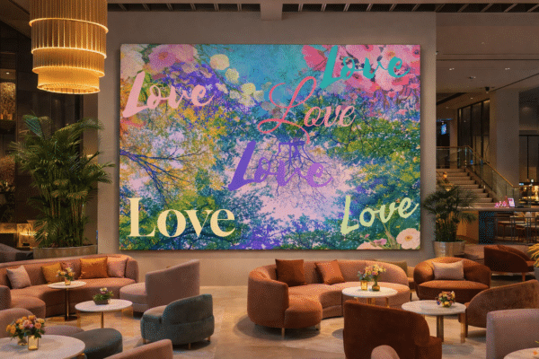 Luxe-lobby-met-kunstwerk-en-bloemen Love is All