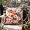 Balkon-met-bloemen-en-uitzicht-over-Amsterdam Kiss from a Rose