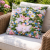 Bloemrijke-tuinlounge-met-kussen Springlove