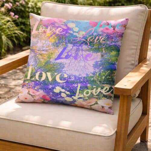 LOVE IS ALL KUSSEN Love is All